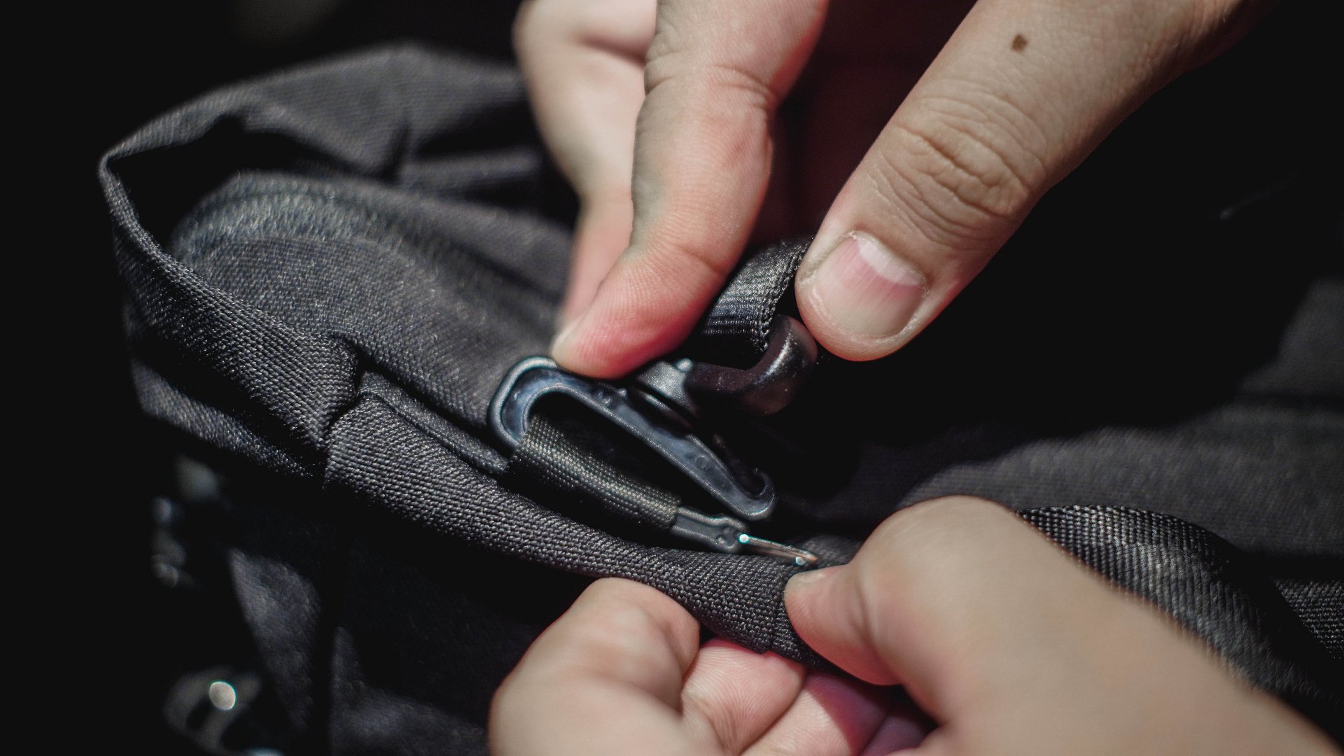 Alpaka Bravo Tote | Shoulder Strap hooks