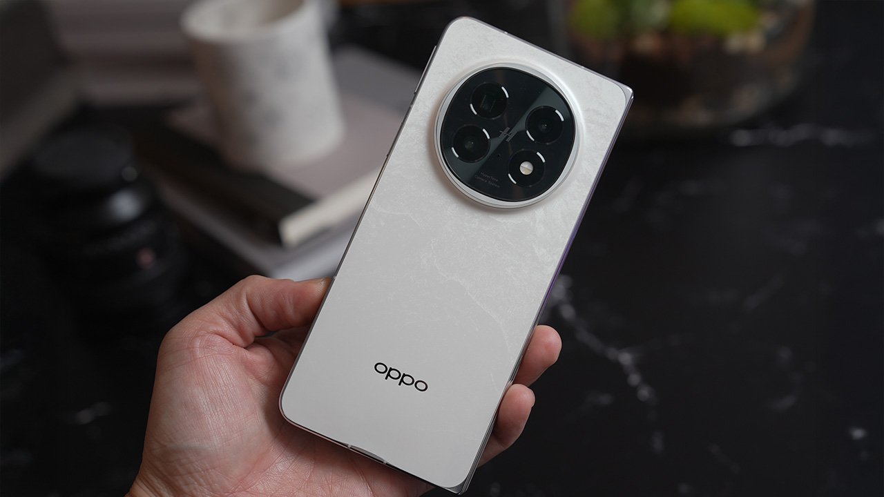 OPPO Find N5 in Cosmic White